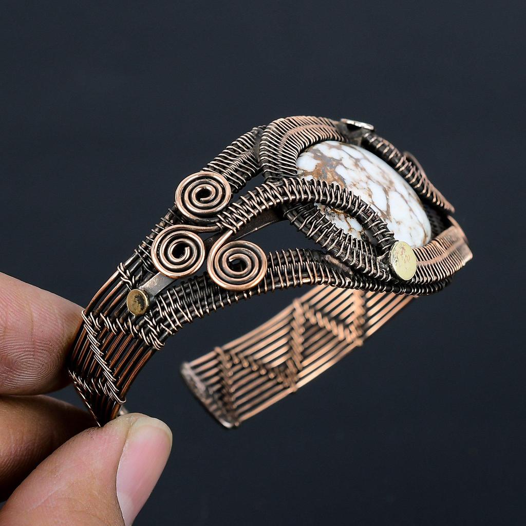 Ädelsten av turkos från vild häst, handgjort armband/armring i ren koppartrådsvirad design