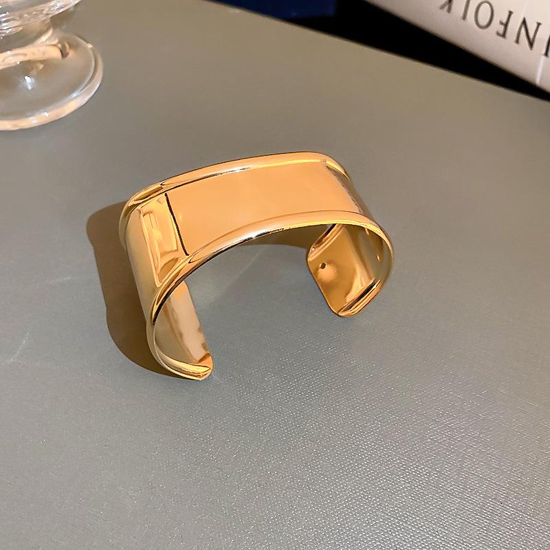 Trendy European & American Exaggerated Metal Hollow Armlet: Niche High-End Women's Jewelry