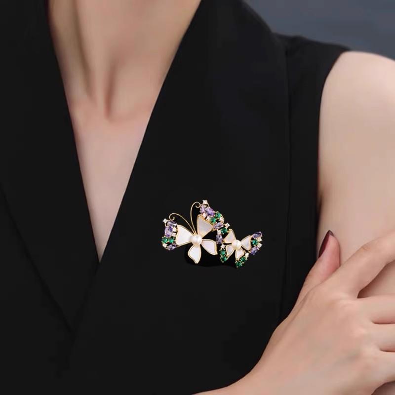 Schmetterling Doppel Flug Brosche, High-End Femininer Charme, Perlmutt Imitationsbrosche, Leichtes Luxusdesign, Anstecknadel für Anzug