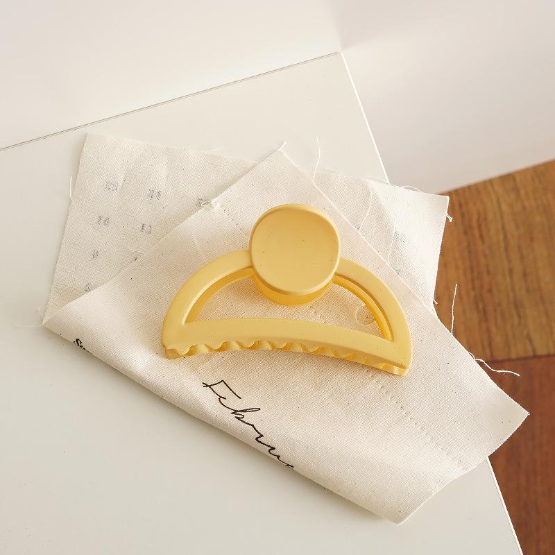 Versatile Cream Claw Hair Clip: Sweet Spring Accessory for Girls and Updos
