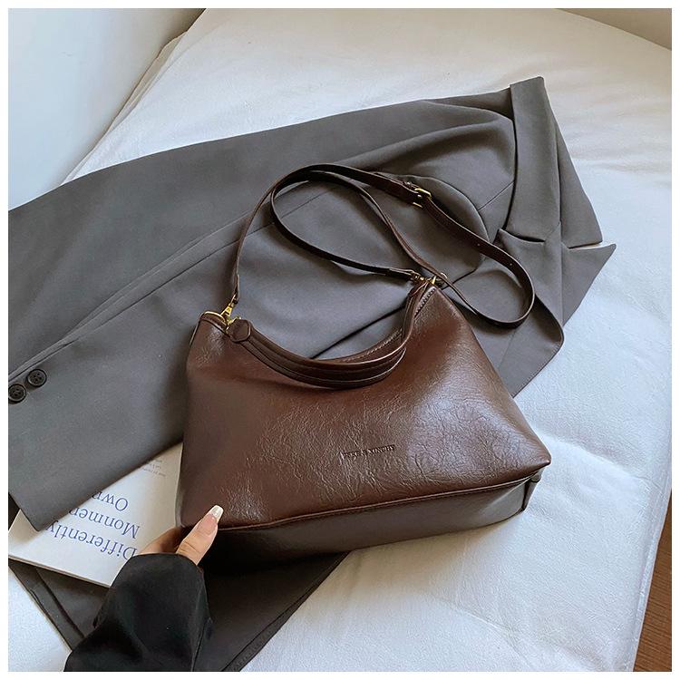 Casual shoulder bag niche design women's bag 2025 new retro underarm bag Korean version large-capacity commuter messenger bag