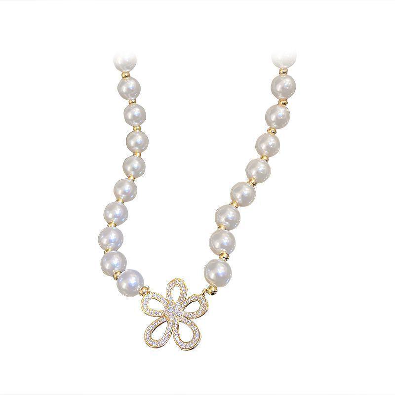 Retro High-End Clavicle Necklace 2023: Luxurious Light Design for Women