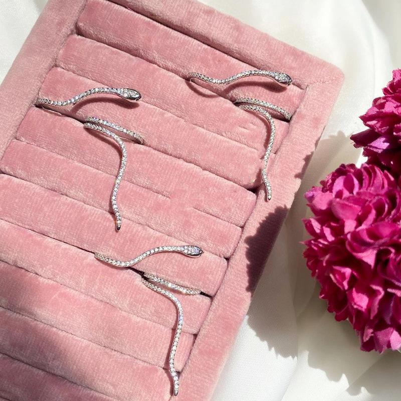 European & American Retro Snake-Shaped Adjustable Ring: Trendy Women's Wrap-Around Index Finger Jewelry.