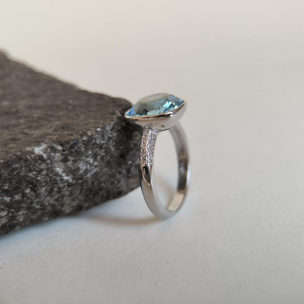Серебряное кольцо с фианитами, вес изделия 4,38 гр (2186342)