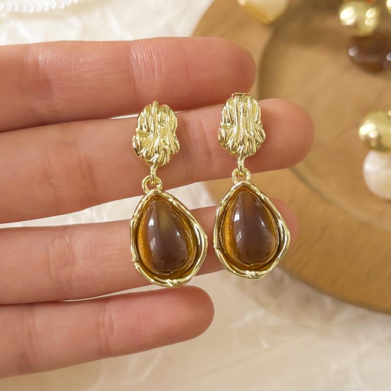 Eleganckie kolczyki z perłami: Prosty, luksusowy design na jesień/zimę 2024