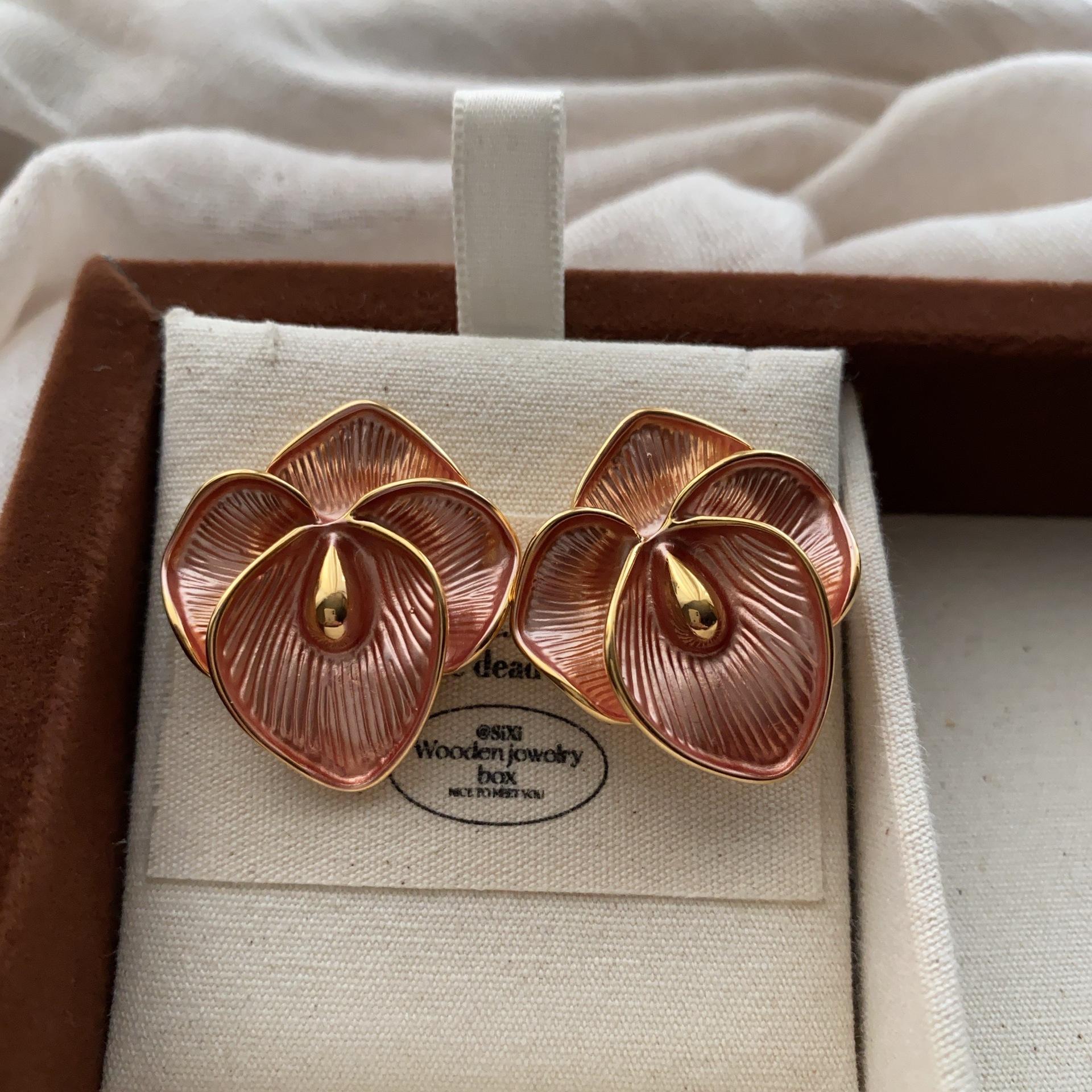

Natural cascading petal floral stud earrings are versatile and niche in design, exquisite and elegant, unique and fashionable earrings