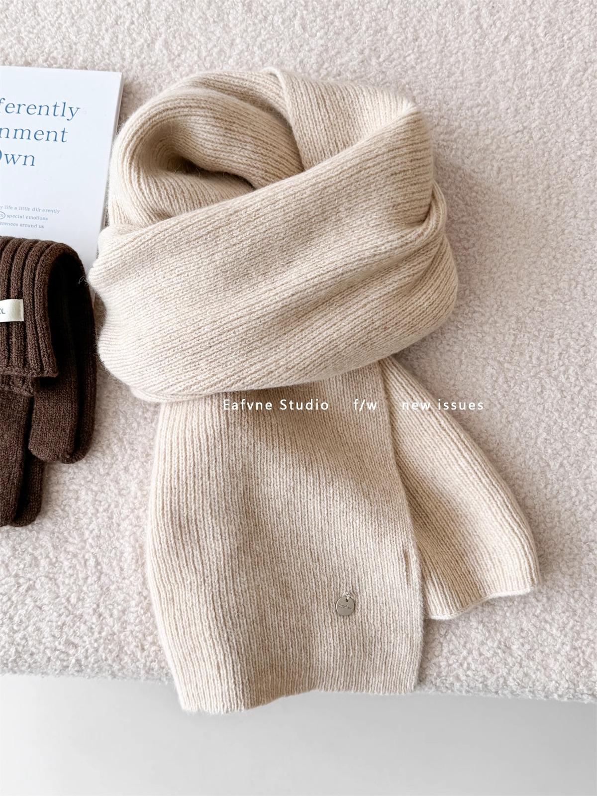 

Luxurious Rabbit Fur and Wool Blend Scarf: Soft, Knitted, Perfect for Couples.