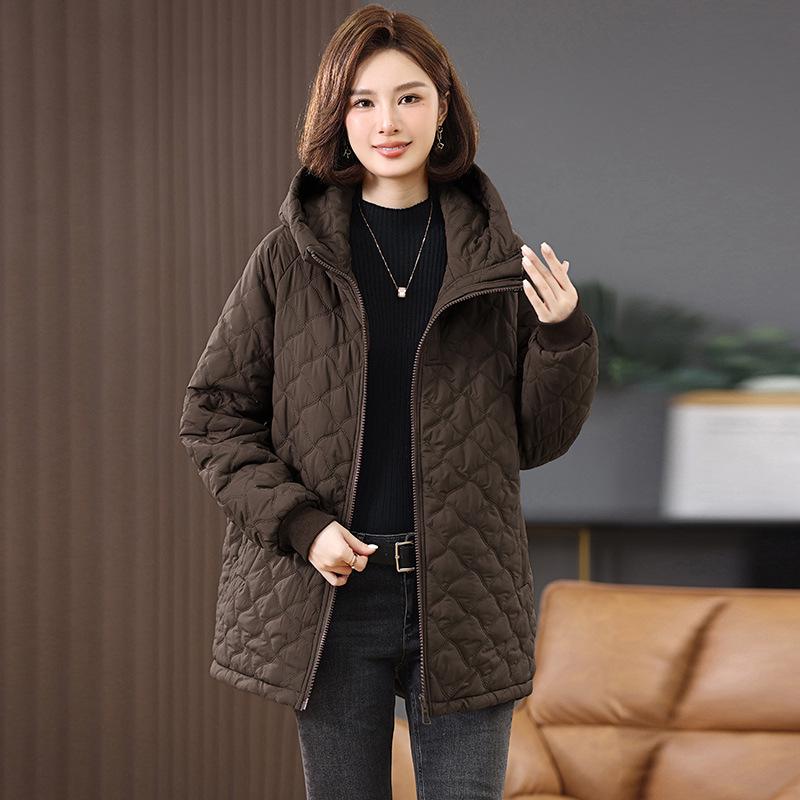 

Женское зимнее стеганое хлопковое пальто 2024 года с капюшоном - средней длины, свободного кроя для женщин среднего и пожилого возраста L (for 115-130 jin) кофейный