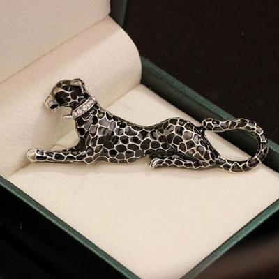 Broche Leopardo Preto Cravejado de Diamantes, Design Animal Exagerado e Único, Alfinete de Lapela