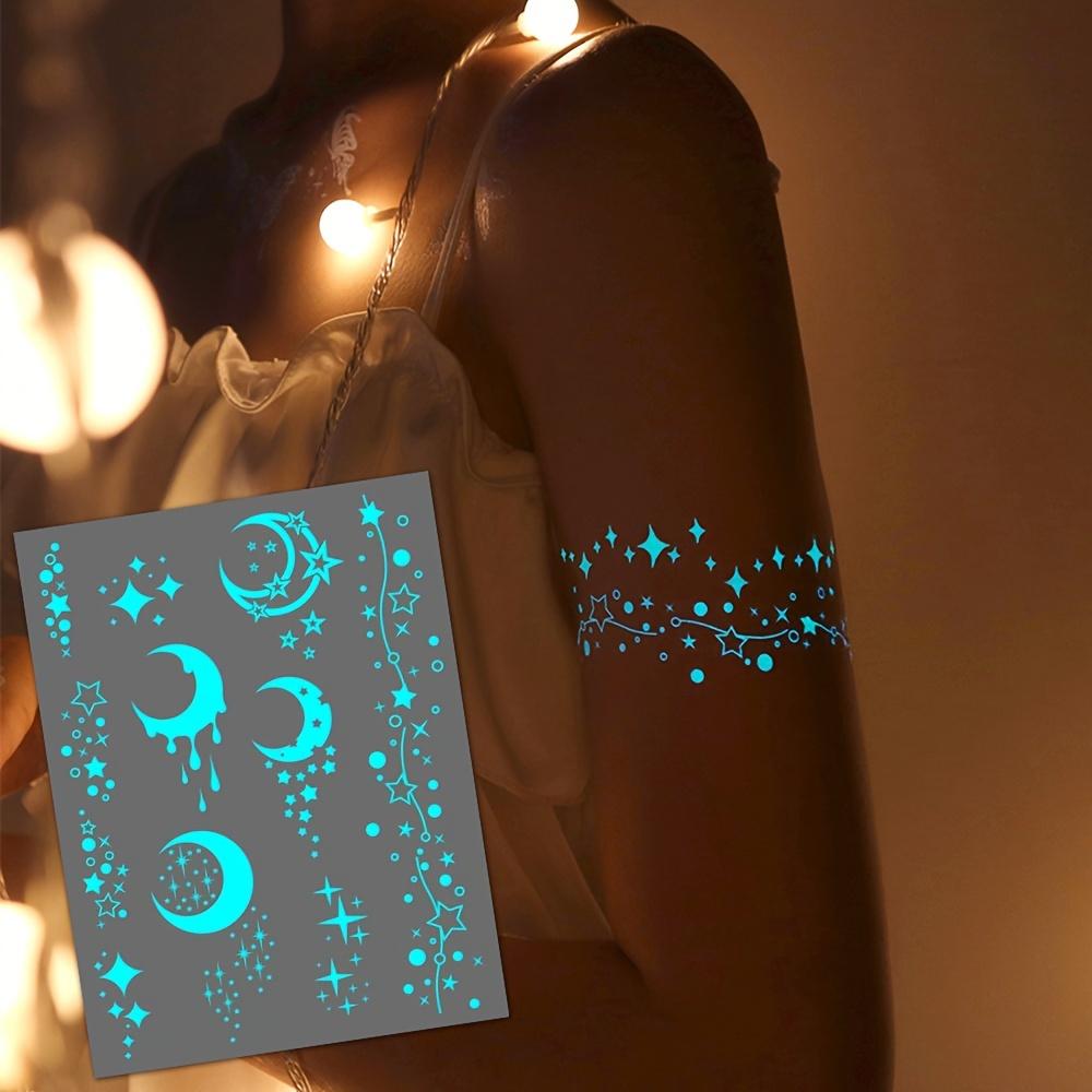 Adesivi per tatuaggi luminosi blu con luna e stelle per donne, design bianco, finti braccialetti, collane, tatuaggi per viso, petto, braccio, mano, dita, tatuaggio all'henné