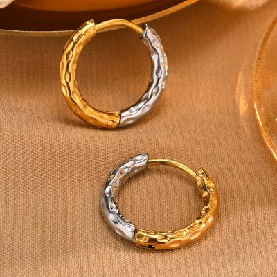 Neuer Zweifarbiger Kreis-Creolen-Ohrring für Damen, Gehämmerte Edelstahl-Mini-Huggie-Ohrringe für Damen, Vergoldete Kleine Creolen
