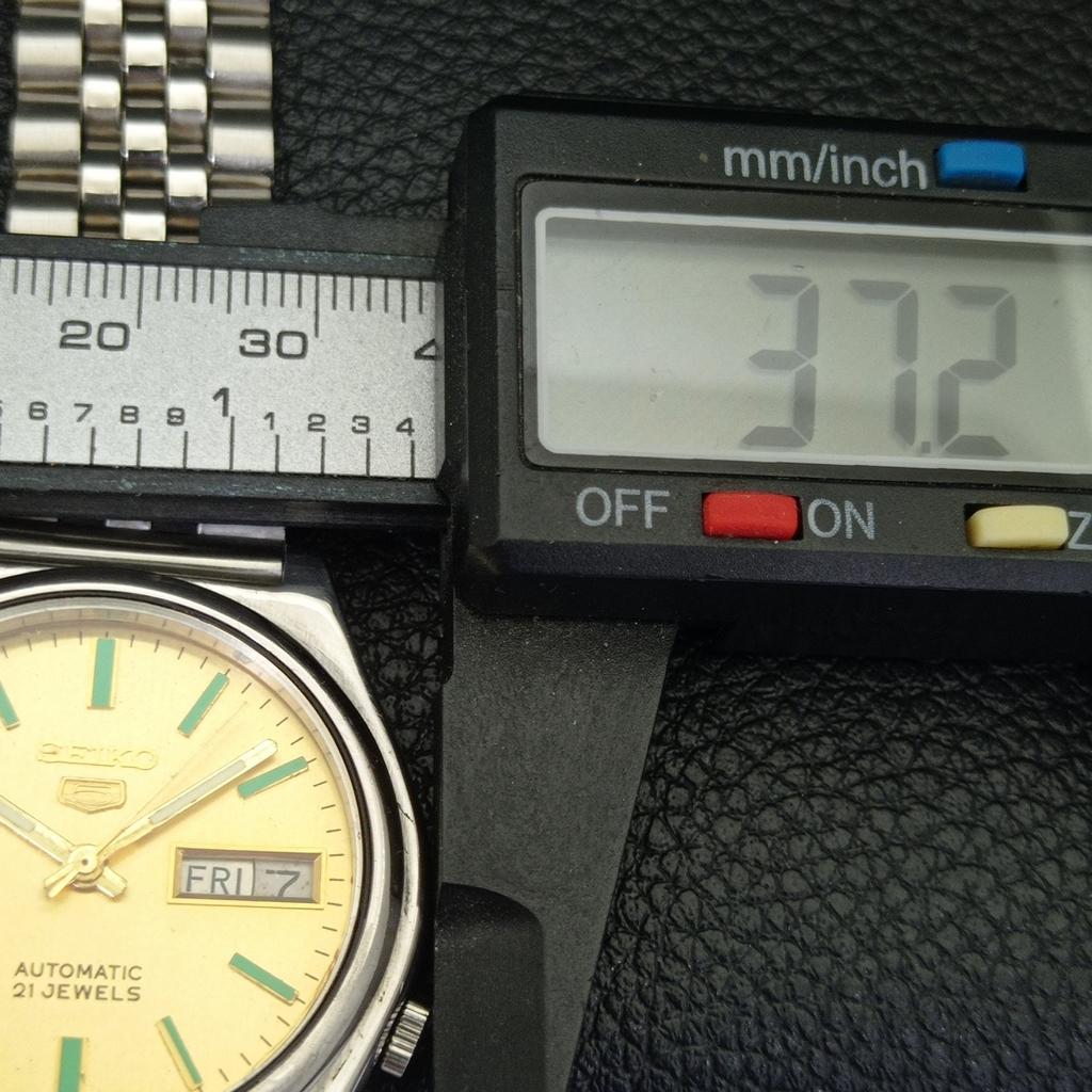 GENUINE VINTAGE SEIKO 5 AUTOMATIC JAPAN MENS GOLDEN COLOR DIAL WATCH A702604-1 R209-a702604