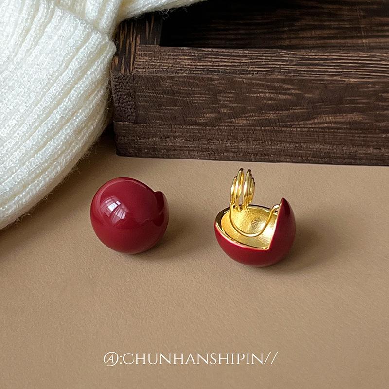 Autumn and winter new red ear clips without ear holes, simple retro burgundy small ball studs, Hong Kong style earrings, temperament earrings