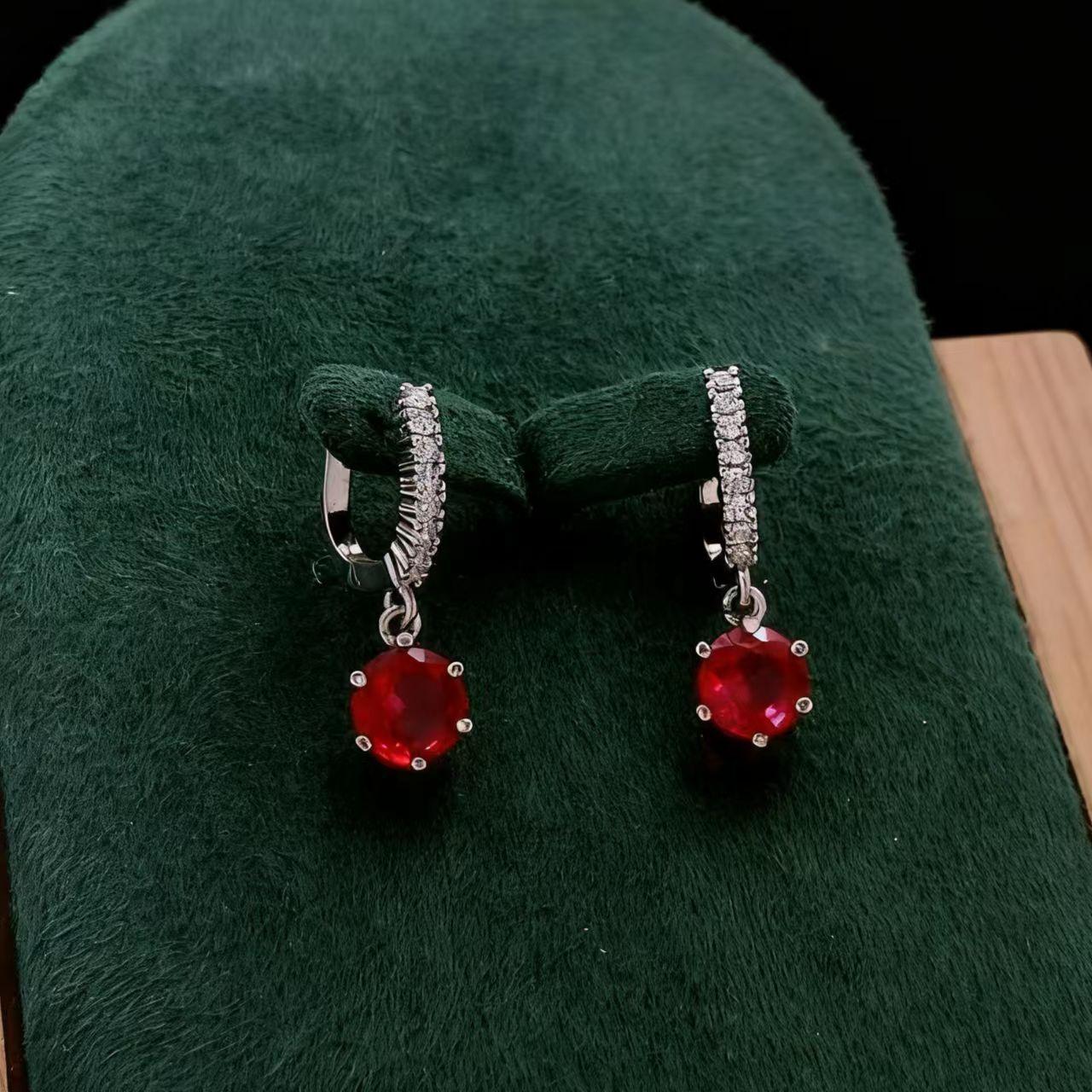 

Серьги Красный Корунд Один Карат Синяя Острая Кристаллическая Застежка для Уха Женские Микро-Инкрустация Шестизубчатая Мода Культивация Цветные Драгоценные Серьги Gold plated copper