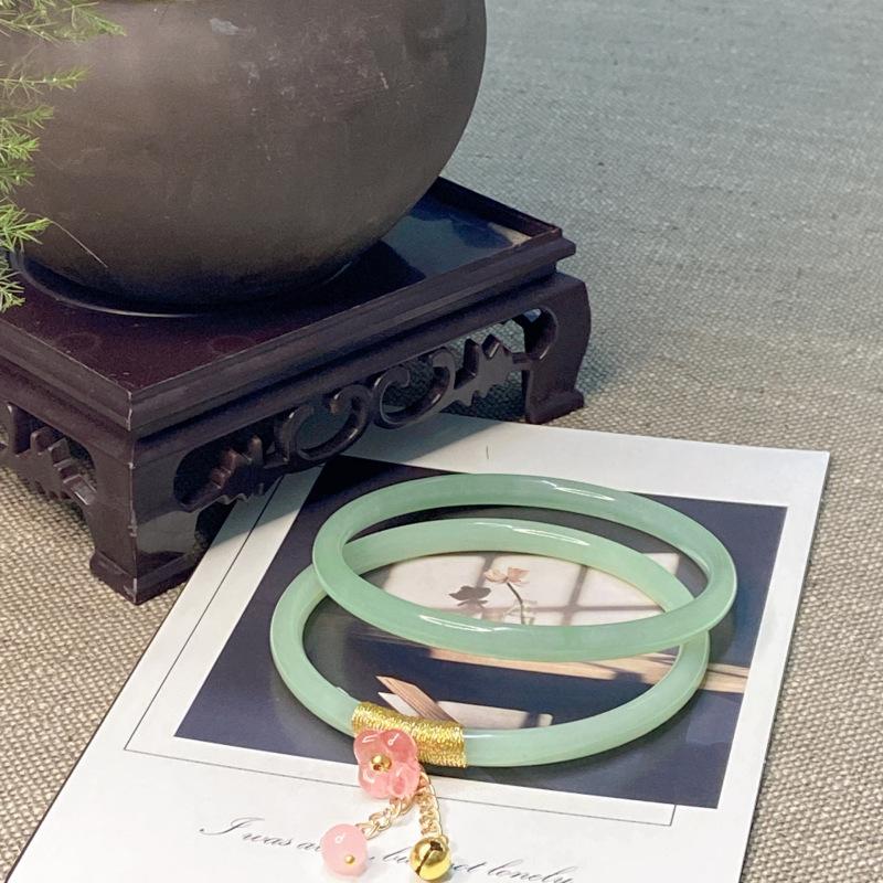 

Браслеты из ледяного стекла, пара браслетов и украшения.