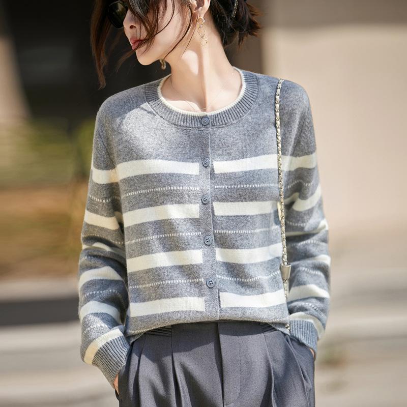 

Women s Striped Knit Cardigan - Loose Long Sleeve Round Neck Sweater for Autumn/Winter Large