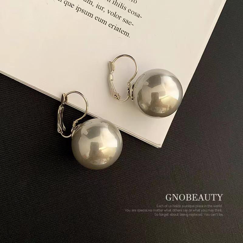 

Серьги с жемчугом цвета шампанского: Серьги-гвоздики в стиле «инфлюенсер», с высоким блеском, преувеличенного размера, и каффы для женщин.