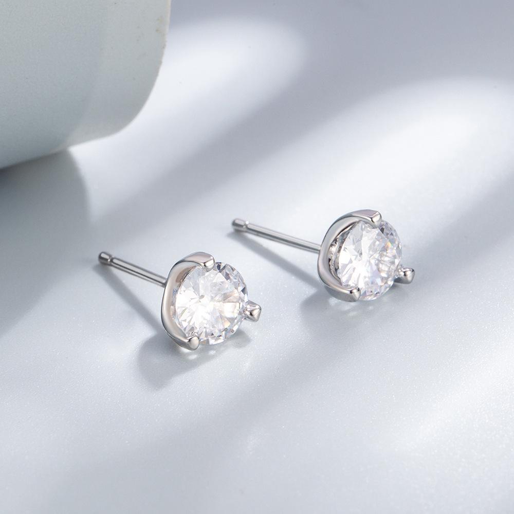 Classic Minimalist Three-Prong Round Stud Earrings - Small, Exquisite, Trendy Ear Jewelry.