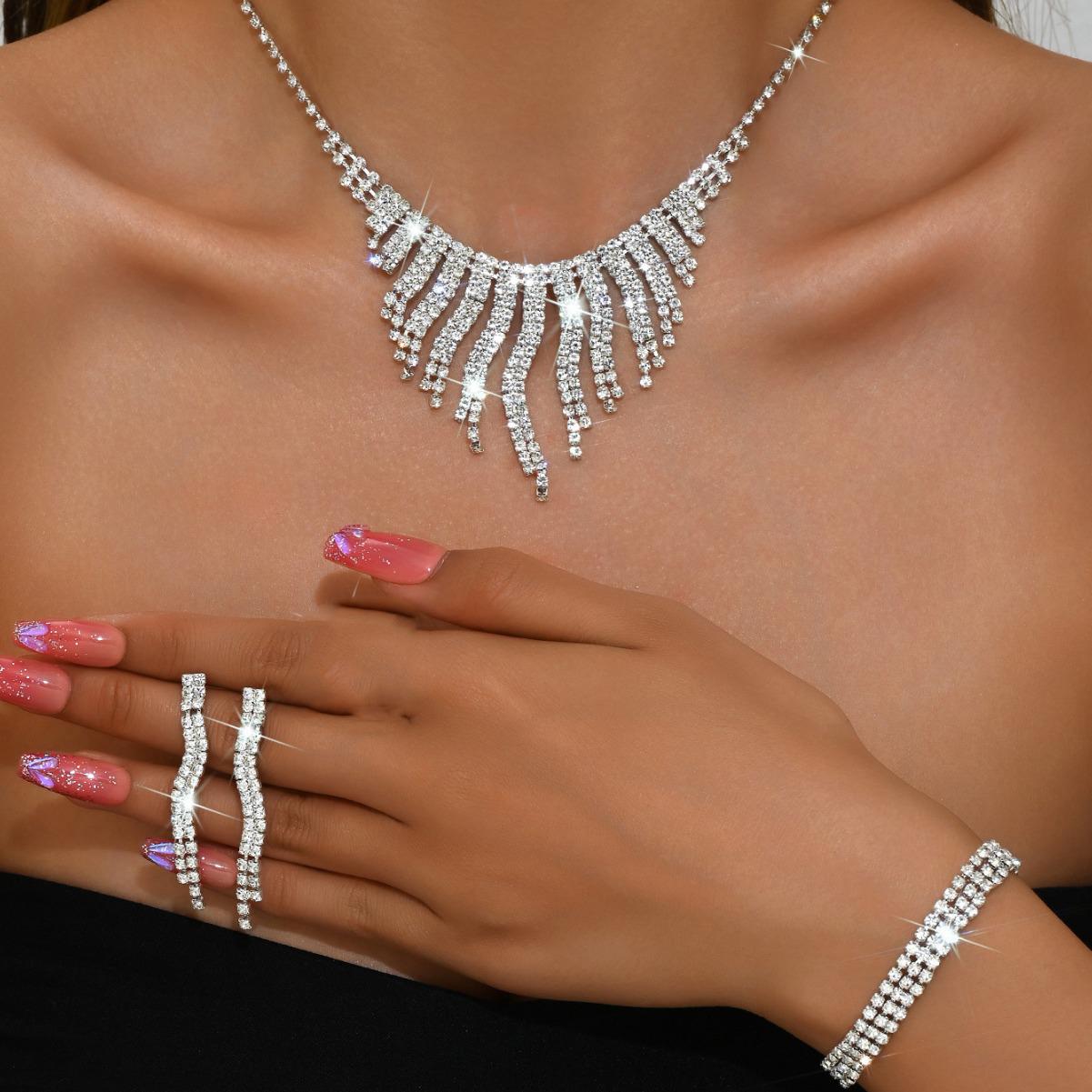 

Luxurious Rhinestone Bridal Jewelry Set: Necklace & Earrings for Weddings and Events