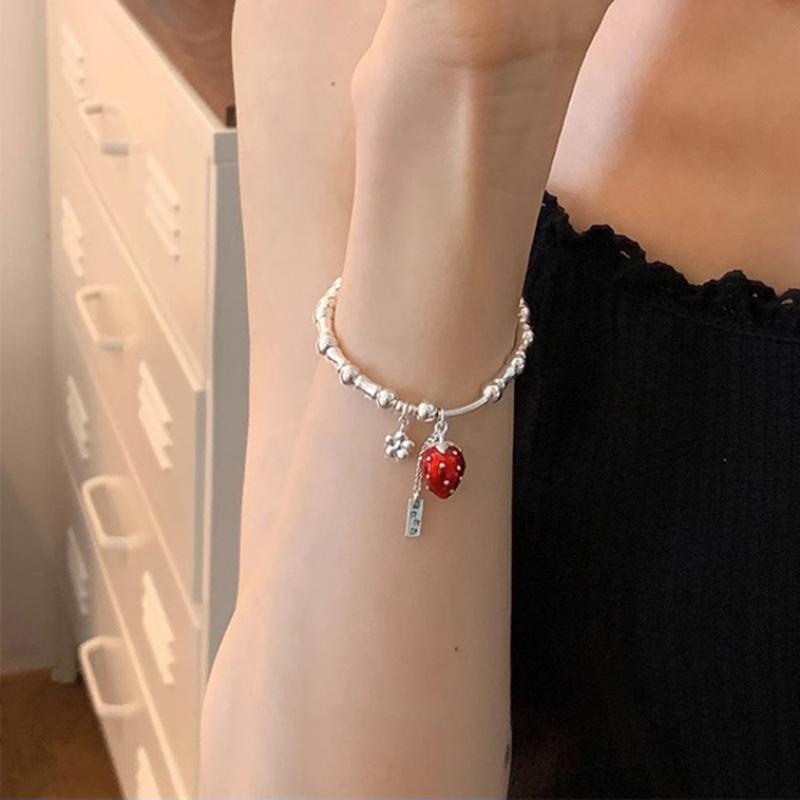 Nuovo Arrivo 2025 Braccialetto Trendy con Ciondolo Fragola per Donna Quadrato Marca Colore Argento Fiore Gioielli di Lusso Regali di Compleanno