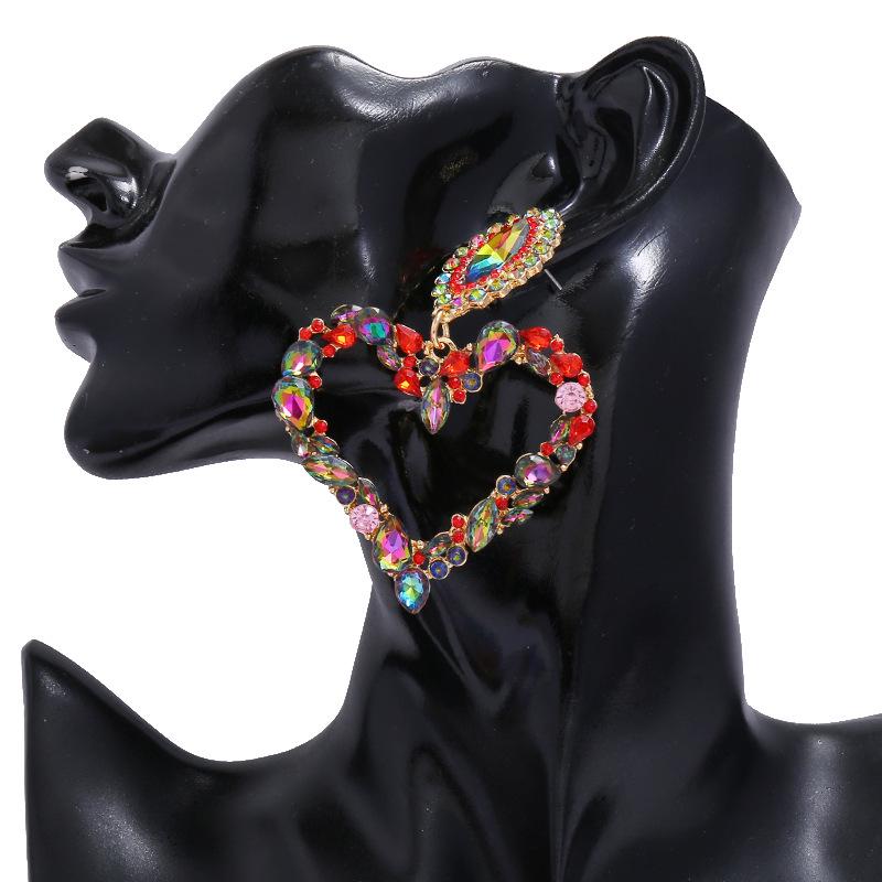 Orecchini a forma di cuore con strass europei e americani: Colorato, Vuoto, Design a Cuore d'Amore per una Dichiarazione di Moda Unica.