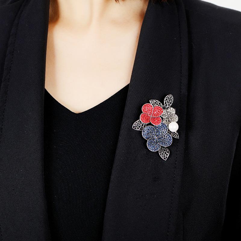 Retro elegant high-end full diamond crystal flower brooch, socialite temperament light luxury versatile brooch pin with jewelry