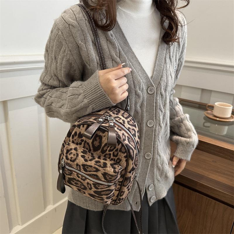 This year, casual leopard print women's 2025 new winter simple foreign style fashion single shoulder double shoulder small schoolbag soft