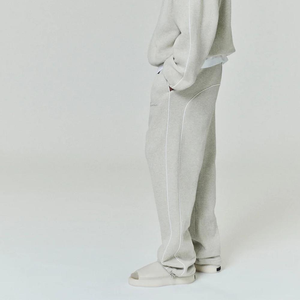 Fear of God Essentials Pantaloni della tuta morbidi in pile con piping Grigio Melange/Bianco Nuvola Uomo Pantaloni Grigio 130SP258062F