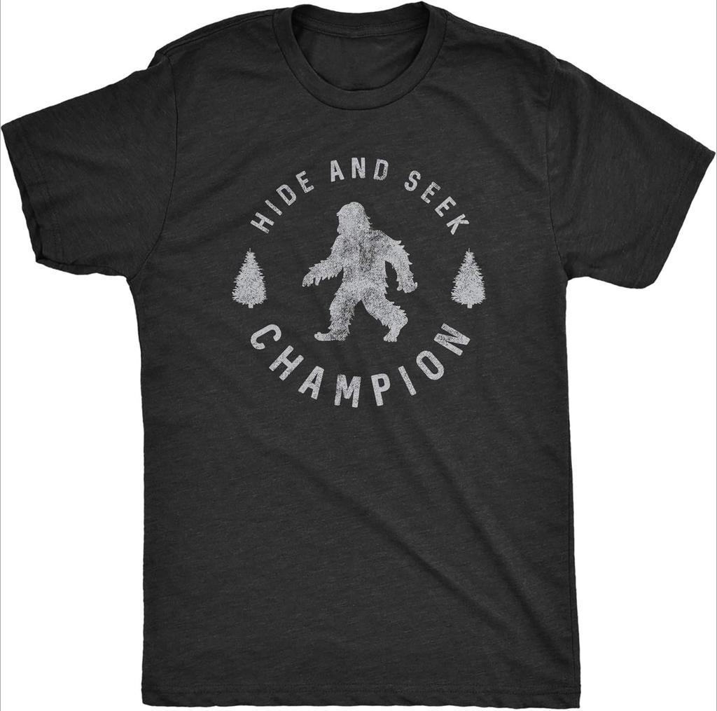 Verstecken-und-Suchen-Champion Lustige Bigfoot Grafik Sarkastisches T-Shirt 100% Baumwolle Rundhals Kurzarm Sommer Lässig Herren T-Shirt