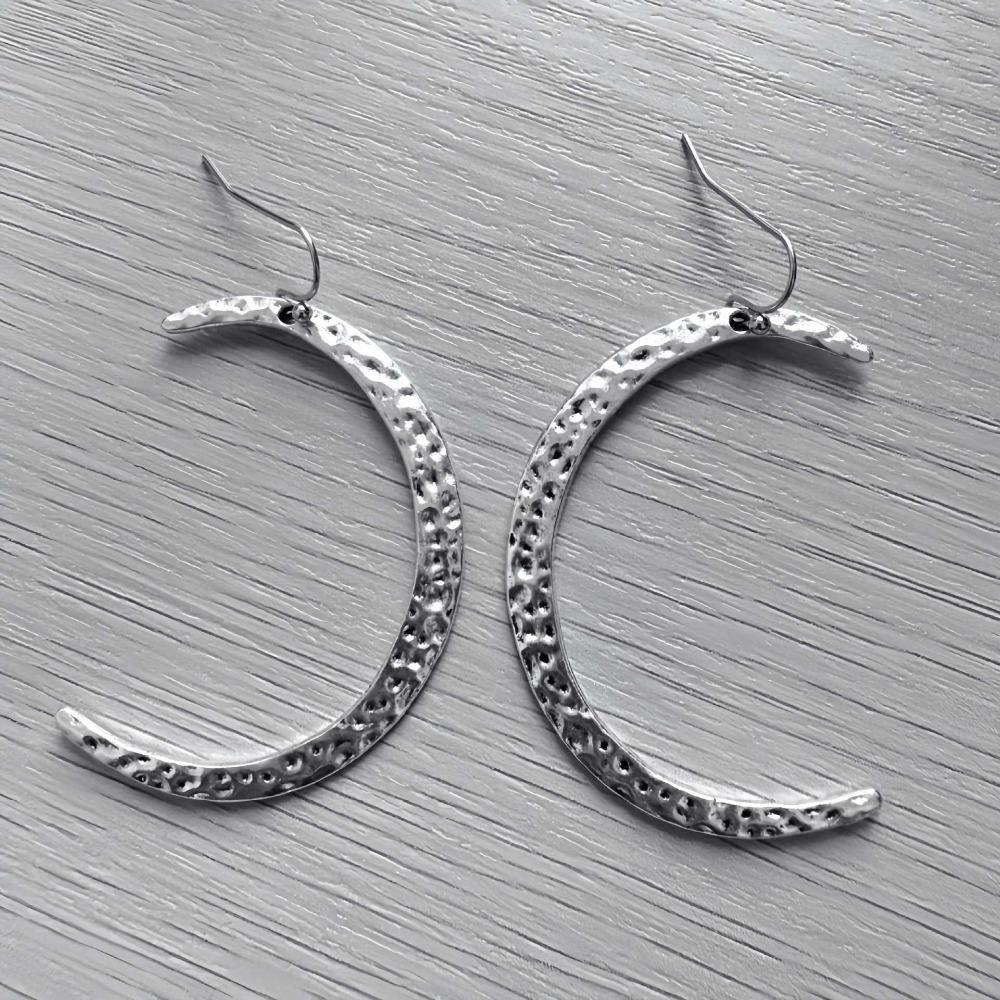Bohemia Sliver Color Hammering Pattern Metal Large Crescent Moon Pendant Dangle Earrings for Women Retro Simple Jewelry Gifts
