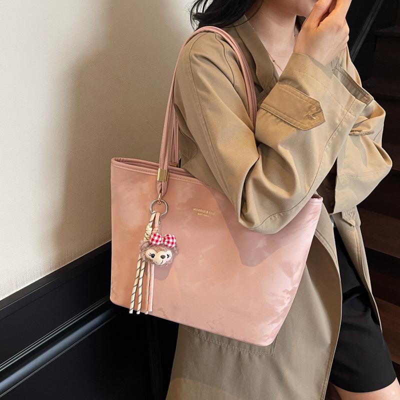 Fashion Versatile Large-capacity Tote Bag Women's 2025 Summer New Foreign Style Simple Shoulder Bag Trendy Commuter Armpit Bag