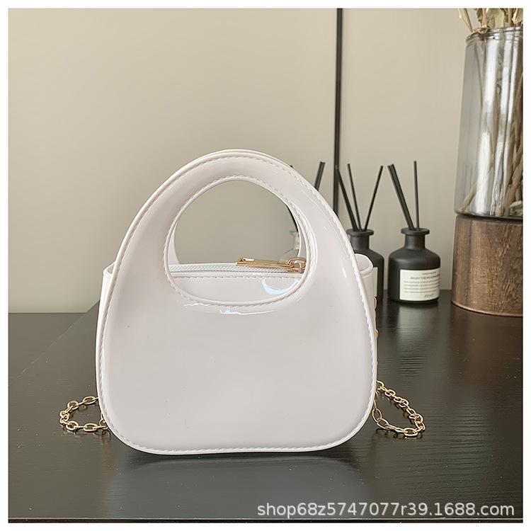 

2025 new personalized glossy dinner bag women s bag fashion creative go out solid color handbag diagonal span wrist bag trendy bag белый