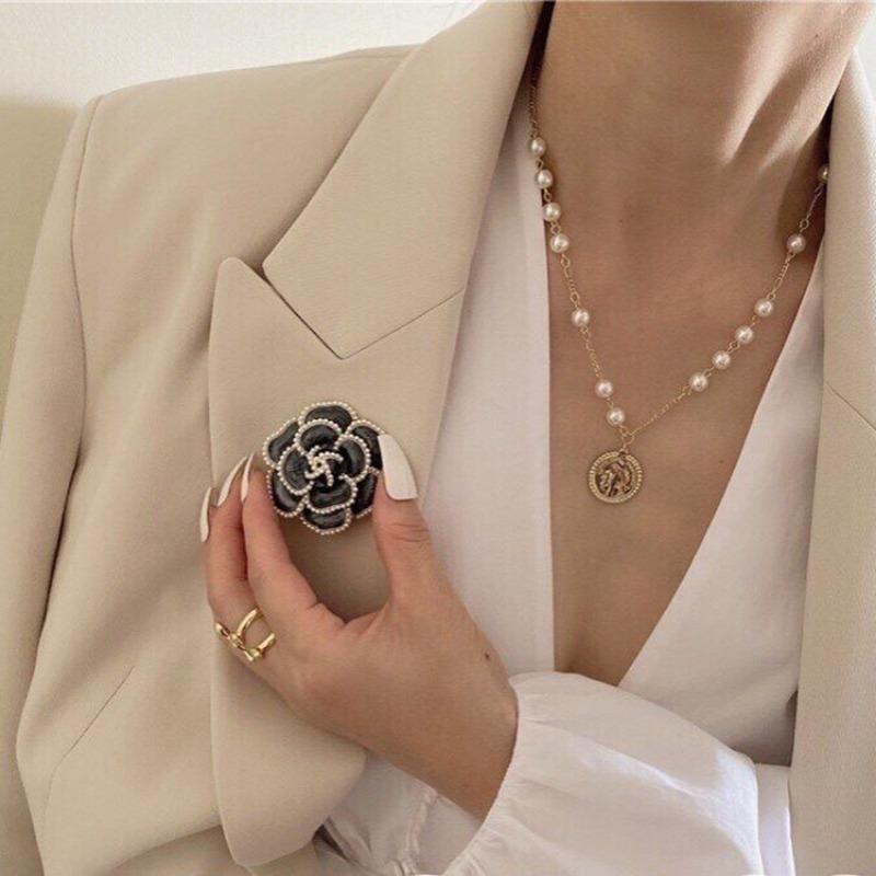 A Delicate Camellia Brooch for Women with A Delicate Fragrance Style, A Retro Suit Sweater Pin
