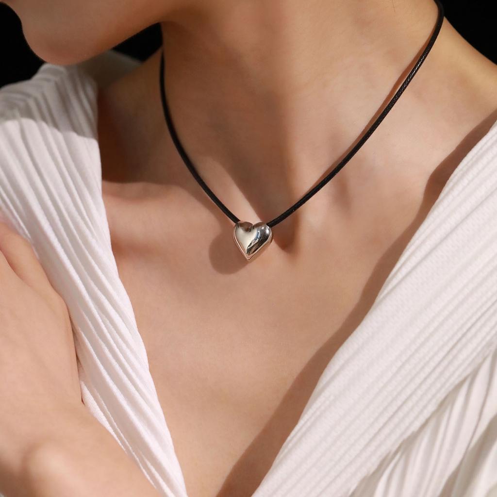 Cold Wind Black Rope Love Pull Necklace Women'S Simple Niche Design Peach Heart Sweater Chain