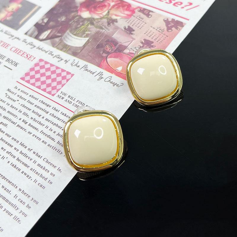 Korean Style Retro Pearl Ear Clip for Women - Mosquito Coil Holder, No Piercing, High-End, Fashionable and Versatile Luxury Earrings
