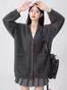 Szary jesienno-zimowy dzianinowy kardigan damski luźny, miękki i elastyczny sweter w stylu casualowym z kołnierzykiem w serek