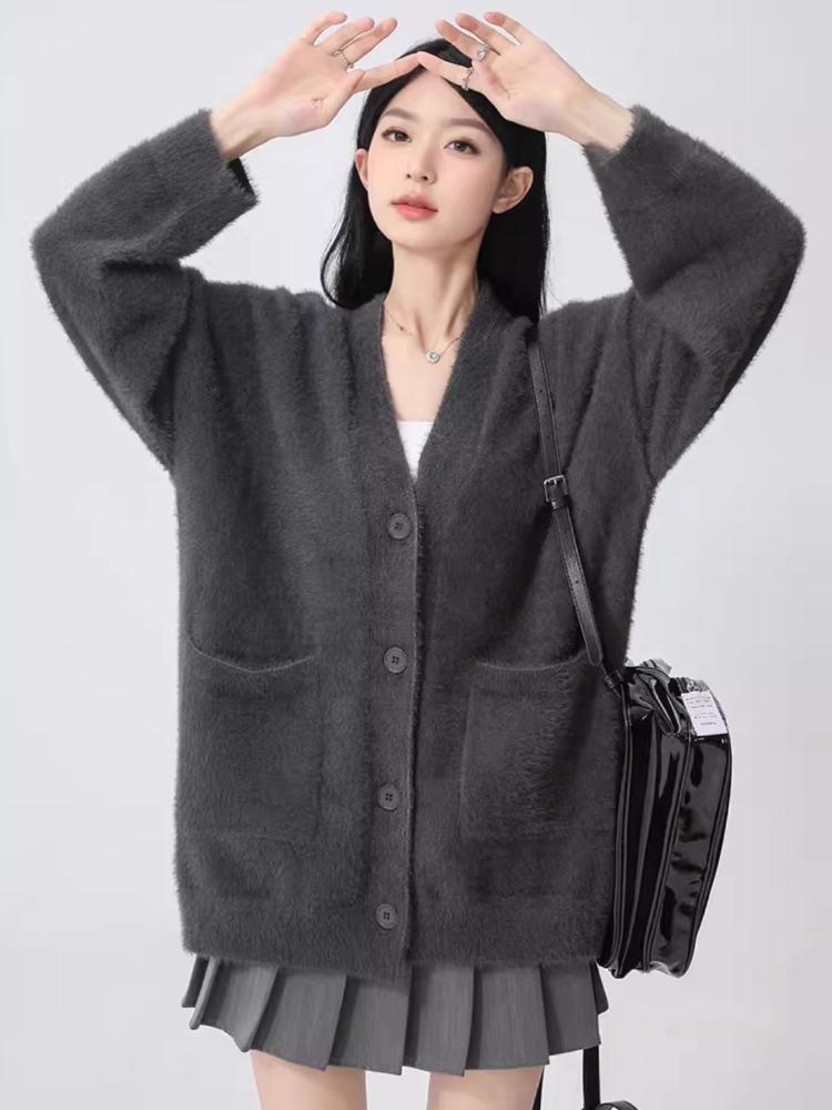 Szary jesienno-zimowy dzianinowy kardigan damski luźny, miękki i elastyczny sweter w stylu casualowym z kołnierzykiem w serek