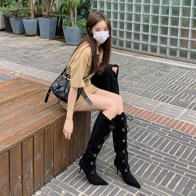 Krazing Pot Chaussures en daim de vache pour femme, cuissardes hautes à bout pointu, talons hauts et lacets avec pompon, collection automne-hiver