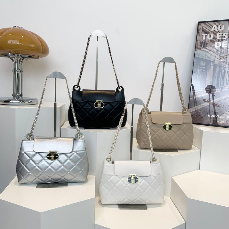 Textured Bag Women's 2024 Autumn and Winter New Fashion Diamond Chain Small Square Bag Versatile Commuter Messenger Bag