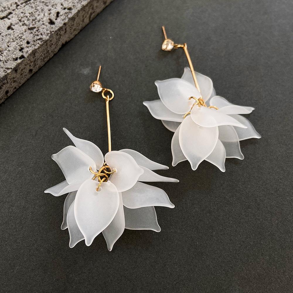 High-quality new petal earrings, temperament lotus eternal flower piece flower stud earrings for women, long fringed earrings mixed batch