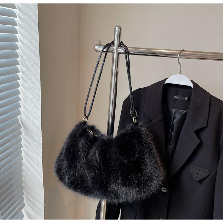 2025 new trendy fashion autumn and winter plush bag versatile large capacity underarm women's bag Korean version niche shoulder messenger bag