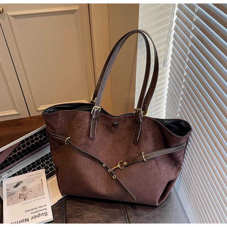 

Повседневная сумка для поездок на работу в стиле ретро большой вместимости женская новая трендовая сумка через плечо с высоким чувством стиля универсальная портативная сумка-тоут темно-коричневого