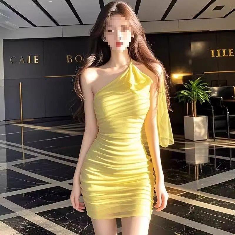 Korean version of niche sexy yellow neck-hanging diagonal neck dress women's summer new daughter-feeling pleated hip skirt