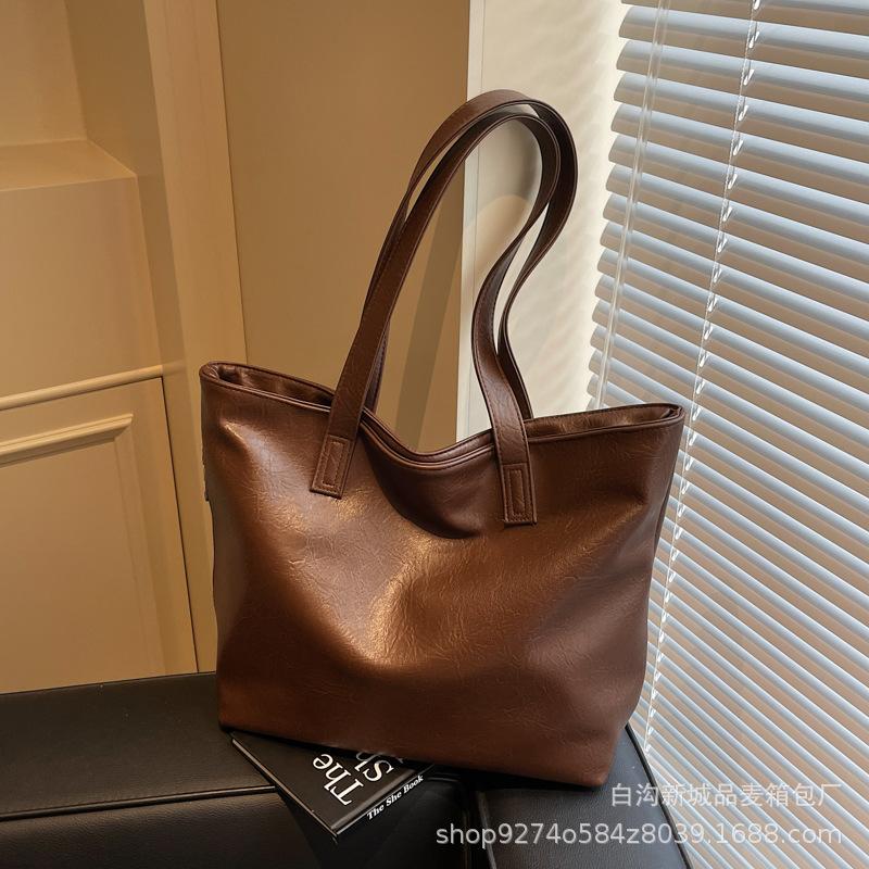

Casual lazy wind portable tote bag 2025 new retro fashion personality temperament commuter shoulder underarm bag темно-коричневого