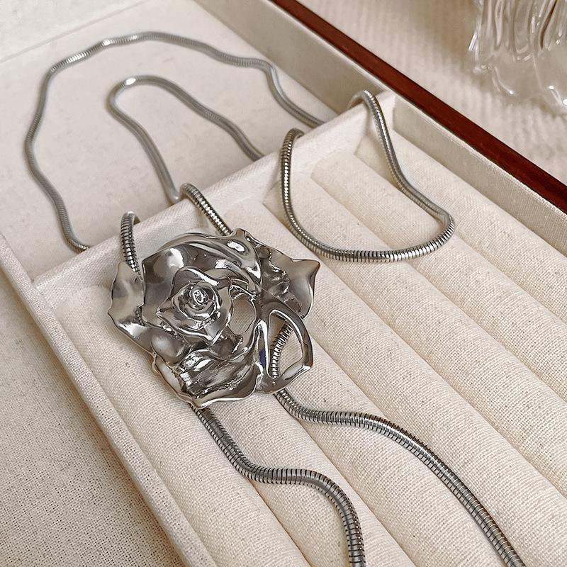 

Минималистичное цветочное колье-цепочка «змеиная кость» - Универсальное и стильное женское украшение