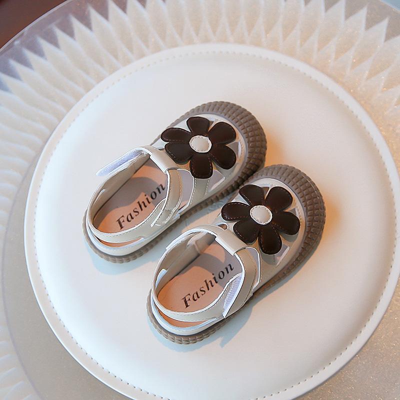 Pu-Leder-Baby-Mädchen-Sandalen Rutschfeste weiche Sohle Kinder-Strandschuhe Oxhide-Blume Kleine Schüler Kinder Casual Sandalen