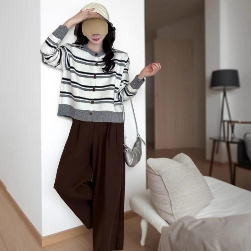 The New Autumn and Winter Color-blocking Striped Loose and Laid-back Coat and Knitted Cardigan Top Are Versatile and Slimming for Women
