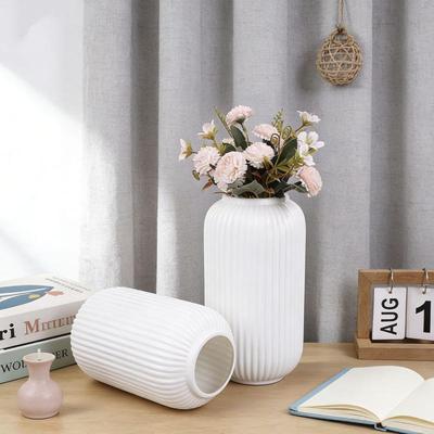 Schicke gestreifte Kunststoffvase in Keramikoptik für Blumen - Langlebiges, leicht zu platzierendes dekoratives Blumendekorstück