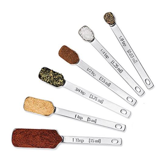 6 ks nerezové ocelové stupnice, měřicí čtverec, kořenící lžíce, naběračka, nástroje na pečení