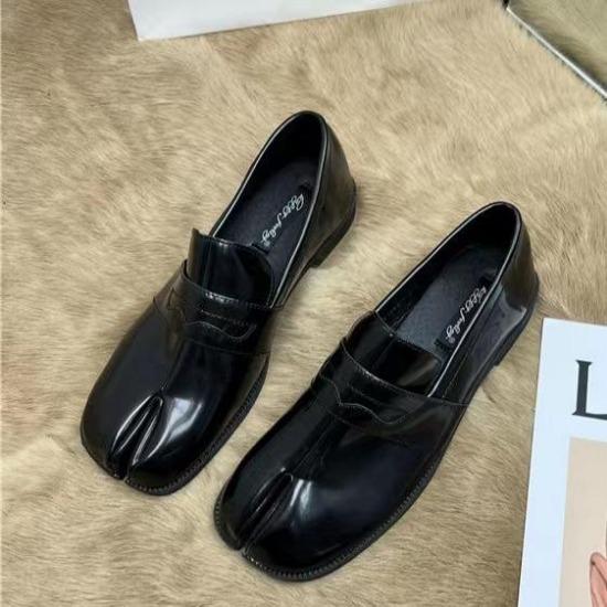 

Новые женские туфли Mary Jane на плоской подошве с раздельным носком, удобные сандалии из микрофибры, женские мокасины на мягкой подошве 40